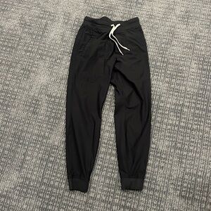 Vuori Men’s Meta Jogger in Black. Size Small.